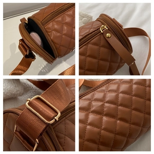 Détails du sac cylindrique matelassé marron avec finitions dorées et bandoulière large