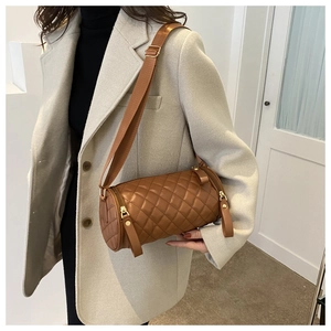 Sac cylindrique matelassé marron avec large bandoulière et détails en métal doré chic