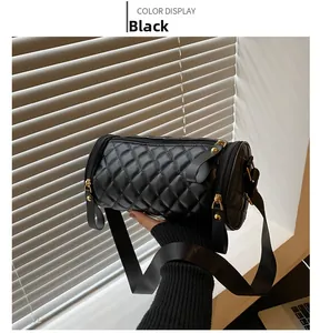 Détail du sac cylindrique noir avec matelassage en losange et double fermeture éclair