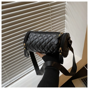 Détail du sac cylindrique noir matelassé en cuir PU avec des fermetures éclair dorées