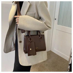 Détail du sac à main carré en cuir vintage avec bandoulière et petit porte-monnaie