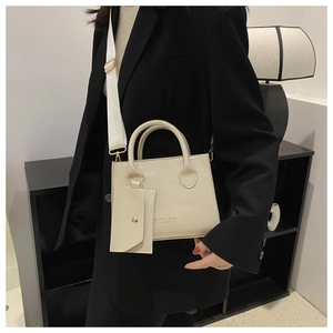 Détail du sac à main beige en similicuir avec mini pochette et bandoulière tissée