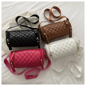 Vue à plat de sacs cylindriques matelassés en cuir noir, marron, blanc et rose vif