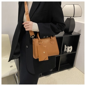 Détail du sac en similicuir caramel avec bandoulière et petite pochette assortie amovible