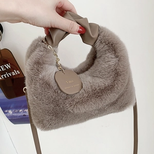 Sac à main en fausse fourrure taupe avec poignée en cuir froncé et chaîne dorée