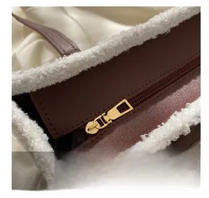 Détail de la fermeture éclair fluide et du bord en fausse fourrure sur le sac en cuir