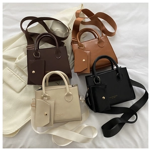 Détail de quatre sacs carrés en cuir verni avec larges bandoulières et mini pochettes