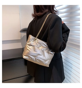 Details der silbernen Stepptasche mit Strassbesatz und goldener Ketten-Schultergurt