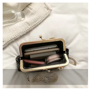Details zur Kapazität der schwarzen Plissee-Clutch mit Smartphone und Kosmetik