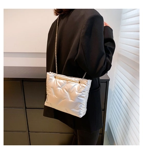 Details der silbernen Stepptasche mit Strassbesatz und goldenem Kettenriemen für Damen