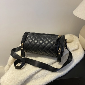 Sac bandoulière cylindrique noir matelassé avec large sangle et détails dorés
