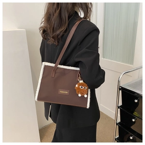 Détail du sac cabas marron avec bordure en fausse fourrure blanche et charme peluche