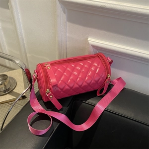 Sac cylindrique matelassé rose fuchsia avec large bandoulière et détails dorés