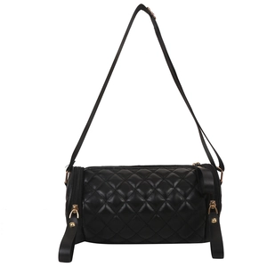 Sac cylindre noir matelassé avec motif à losanges et détails dorés sur fond blanc pur