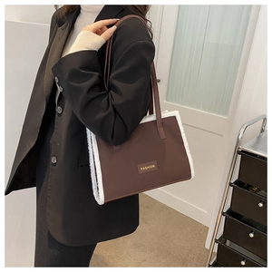 Vue détaillée du grand sac cabas en tissu marron avec bordure en fausse fourrure blanche