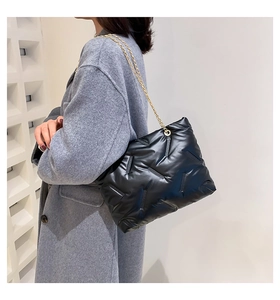 Nahaufnahme der schwarzen gesteppten Tote-Bag mit eleganten goldenen Metallketten-Trägern