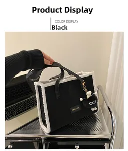 Détail d'un sac cabas noir avec bordure en sherpa blanc et étiquette de mode chic