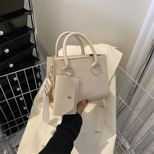 Ensemble sac à main blanc cassé en cuir verni avec pochette et bandoulière