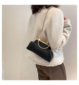 Schicke schwarze Plissee-Schultertasche mit goldener Kette am Modell für den Alltag