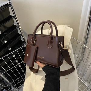Sac à main vintage en cuir verni marron avec mini pochette et bandoulière tissée large