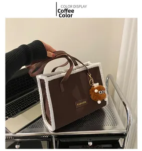 Détail du cabas marron café avec bordure en peau de mouton blanche et peluche