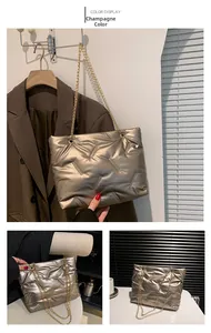 Detail der champagnerfarbenen Stepptasche mit Metallic-Finish und goldener Kette