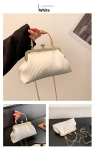 Weiße Falten-Handtasche mit goldenem Herzverschluss und floralem Metallgriff