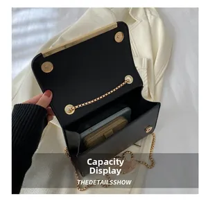 Vue détaillée du sac en cuir noir montrant son intérieur spacieux et son fermoir aimanté
