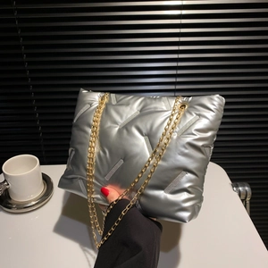 Silberne gesteppte Daunentasche mit goldener Kette für Damen Wintermode Shopping Bag