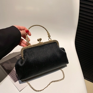 Retro-Handtasche mit Falten in Schwarz, goldener Blumen-Griff und Metallkette