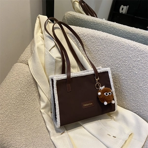 Sac fourre-tout marron en imitation mouton avec logo FASHION et breloque en peluche pour l'hiver