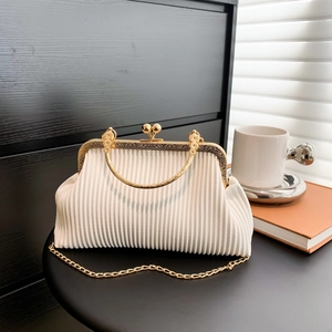 Retro cremefarbene Plissee Handtasche mit Goldbeschlägen und Kettengurt