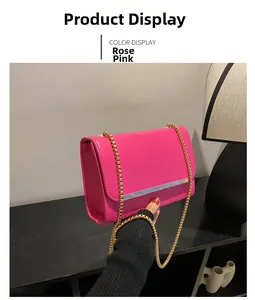 Détail du sac bandoulière rose fuchsia avec chaîne dorée et garniture sur le rabat