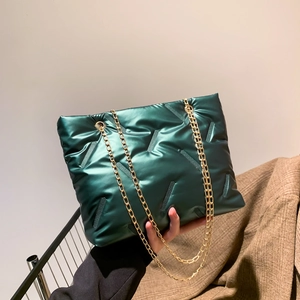 Dunkelgrüne gesteppte Satin-Einkaufstasche mit Goldkette für Wintermode und Pendler
