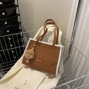 Sac fourre-tout marron caramel avec bordure en peluche blanche et bandoulières