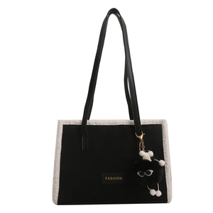 Sac fourre-tout spacieux avec bordure en peluche blanche et logo fashion en noir et blanc