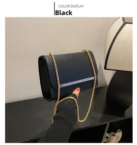 Vue détaillée du petit sac à bandoulière noir avec chaîne dorée et boucle métallique