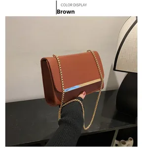 Sac bandoulière marron en similicuir avec chaîne dorée et barre métallique élégante
