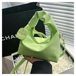 Dettaglio borsa shopper plissettata verde neon in PU con fibbie e tracolla rimovibile