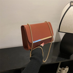 Bolso Bandolera de Cuero PU para Mujer Decoración de Barra de Metal Dorado Bolso Cuadrado Pequeño con Correa de Cadena Cierre Magnético