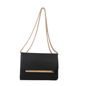 Sac à bandoulière noir minimaliste avec chaîne dorée et forme rectangulaire structurée