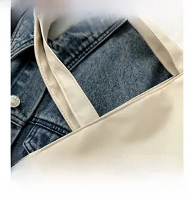 Detailansicht der Oxford-Canvas-Nähte und blau-grauen Patchwork-Details der Tasche