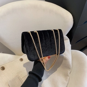 Schicke schwarze Samttasche mit goldener Kette und vertikaler Steppstruktur für Damen