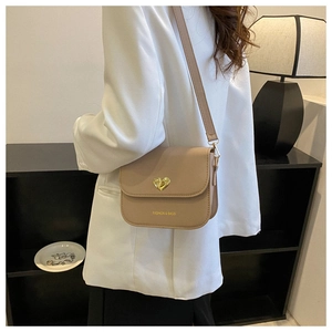 Détail du sac bandoulière kaki avec fermoir cœur doré et bandoulière longue en cuir