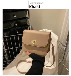 Détail de la sacoche en similicuir kaki avec fermoir pivotant doré en forme de cœur
