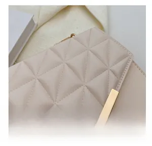 Détail du sac à bandoulière en cuir matelassé beige avec garniture en métal doré