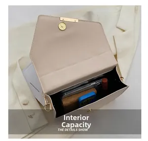 Vue détaillée de l'espace intérieur spacieux du sac à bandoulière enveloppe beige