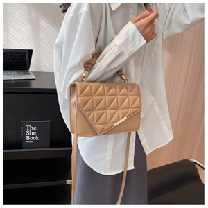 Détail du sac bandoulière beige avec surpiqûres triangles 3D et poignée plissée