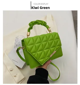 Détail du sac bandoulière matelassé vert kiwi avec poignée froncée et accents dorés