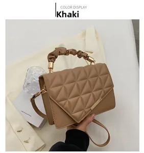 Détail du sac matelassé kaki avec poignée froncée en nuage et accents dorés chic